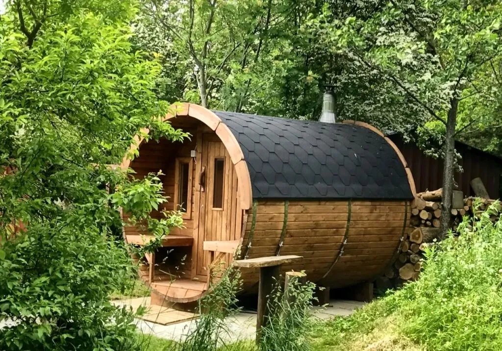 Am&eacute;nagement de sauna ext&eacute;rieur pr&egrave;s de P&eacute;zenas